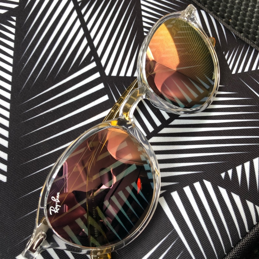 round styled Ray Bans